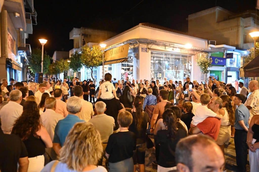 Δείτε δεκάδες φωτό: Ακρως επιτυχημένη η 2η νύχτα εμπορίου στην Κάτω Αχαϊα - Το αδιαχώρητο στην πόλη
