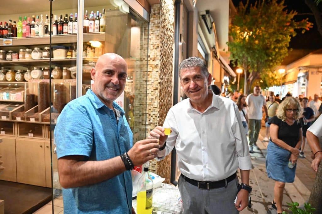 Δείτε δεκάδες φωτό: Ακρως επιτυχημένη η 2η νύχτα εμπορίου στην Κάτω Αχαϊα - Το αδιαχώρητο στην πόλη