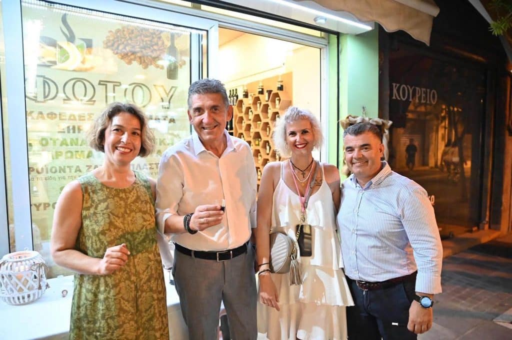 Δείτε δεκάδες φωτό: Ακρως επιτυχημένη η 2η νύχτα εμπορίου στην Κάτω Αχαϊα - Το αδιαχώρητο στην πόλη