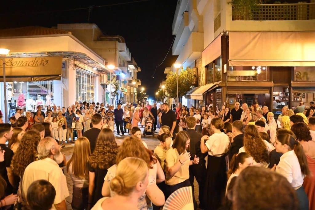 Δείτε δεκάδες φωτό: Ακρως επιτυχημένη η 2η νύχτα εμπορίου στην Κάτω Αχαϊα - Το αδιαχώρητο στην πόλη
