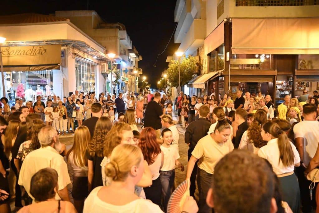 Δείτε δεκάδες φωτό: Ακρως επιτυχημένη η 2η νύχτα εμπορίου στην Κάτω Αχαϊα - Το αδιαχώρητο στην πόλη