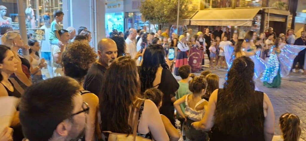 Δείτε δεκάδες φωτό: Ακρως επιτυχημένη η 2η νύχτα εμπορίου στην Κάτω Αχαϊα - Το αδιαχώρητο στην πόλη
