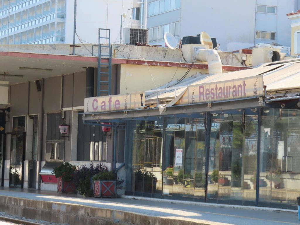 Πάτρα - ΑΠΙΣΤΕΥΤΟ: Λεηλάτησαν το πρώην καφέ Σταθμός! φωτο