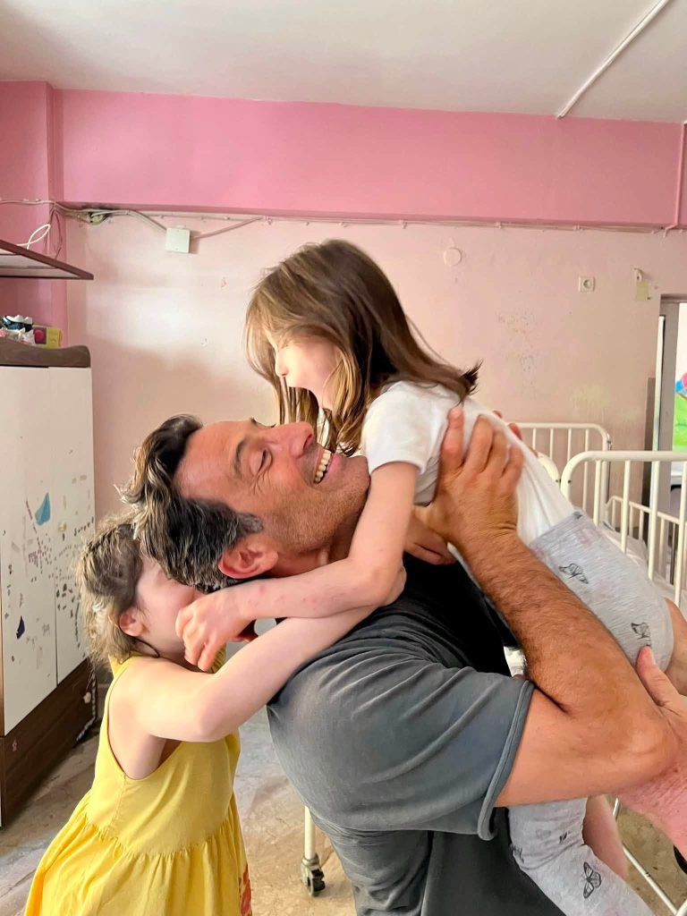Δείτε φωτο και βίντεο: Ο Λευτέρης Ελευθερίου στην ΚΙβωτό της Αγάπης! Χάρισε κάτι πιο σημαντικό από... μία επίσκεψη