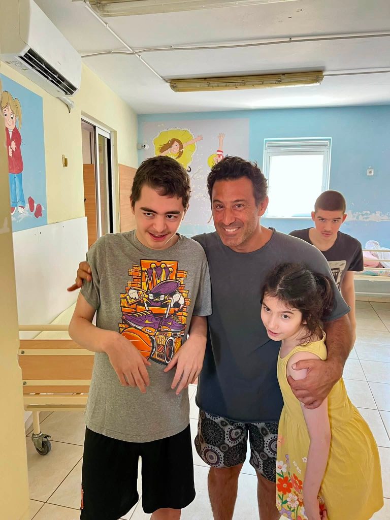 Δείτε φωτο και βίντεο: Ο Λευτέρης Ελευθερίου στην ΚΙβωτό της Αγάπης! Χάρισε κάτι πιο σημαντικό από... μία επίσκεψη Δείτε φωτο και βίντεο: Ο Λευτέρης Ελευθερίου στην ΚΙβωτό της Αγάπης! Χάρισε κάτι πιο σημαντικό από... μία επίσκεψη