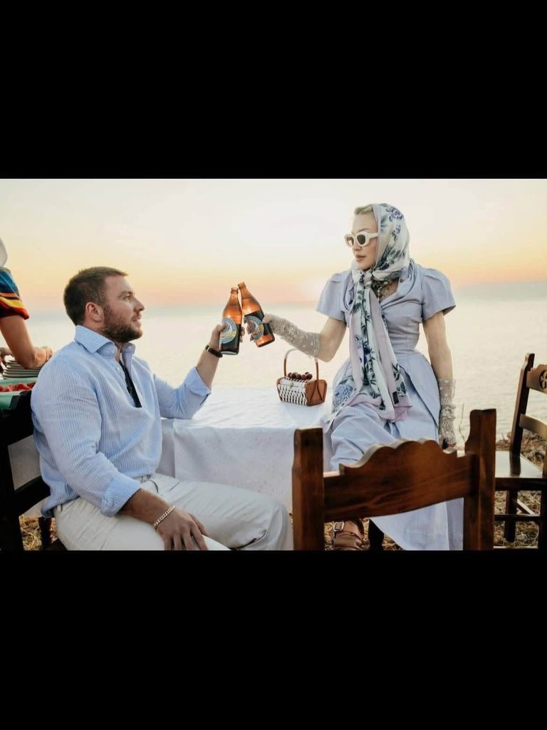 H Madonna επέλεξε Πατρινή μπύρα στην Πάτμο! Χωρίς φυσικά να πληρωθεί για "διαφήμιση"! Δείτε τι έγραψε για την μπύρα