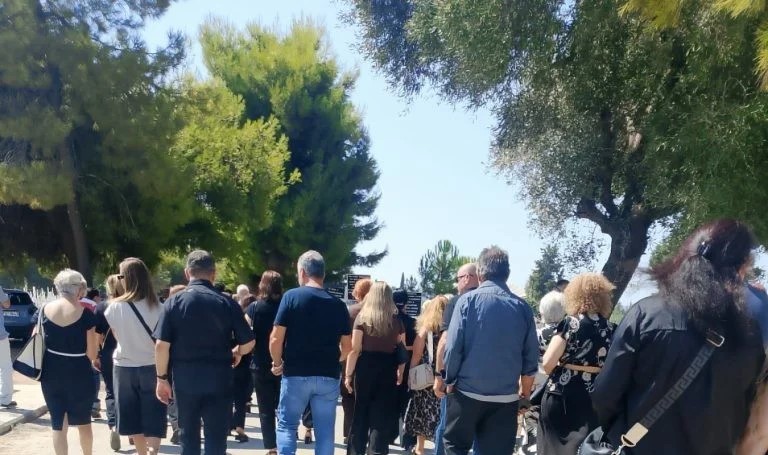 Πάτρα: Θρήνος στην κηδεία της Μαρίας Γιαννακοπούλου! Τραγική φιγούρα η 16χρονη κόρη του ζευγαριού
