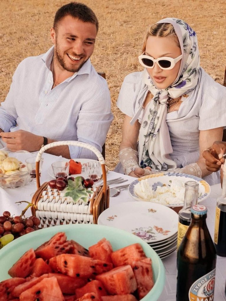 H Madonna επέλεξε Πατρινή μπύρα στην Πάτμο! Χωρίς φυσικά να πληρωθεί για "διαφήμιση"! Δείτε τι έγραψε για την μπύρα