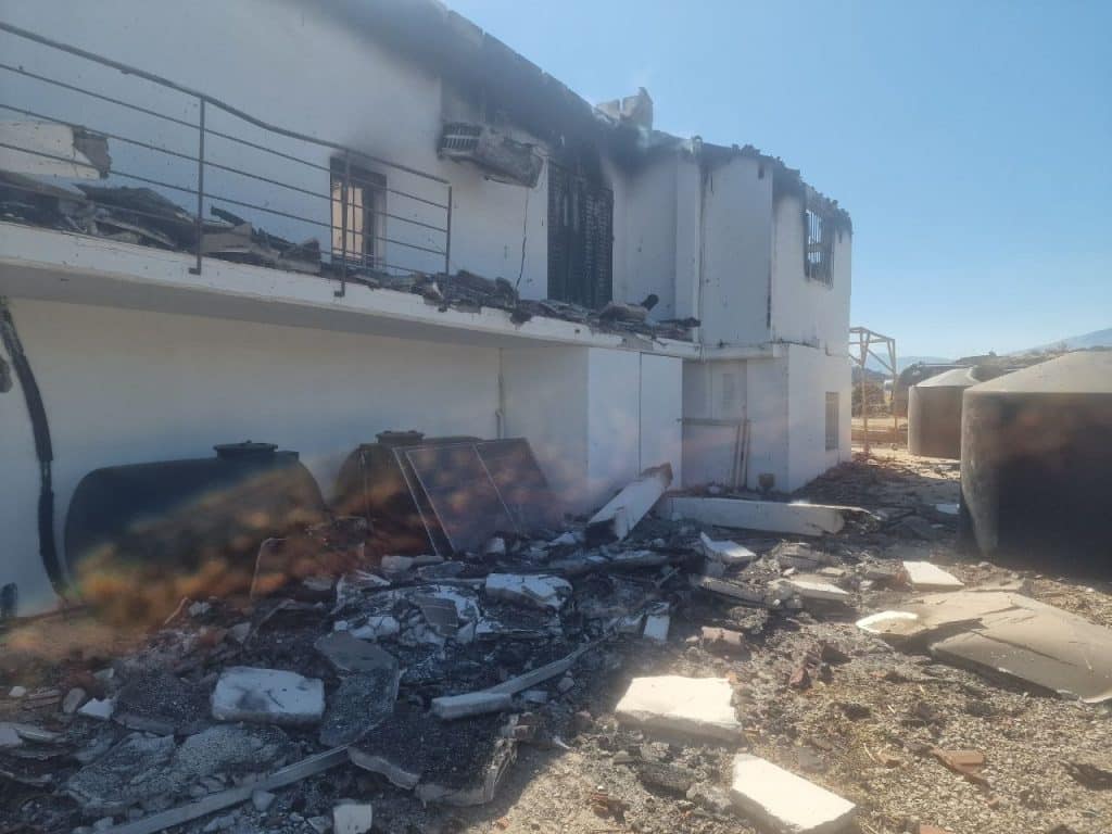 ΚΑΜΕΝΗ ΒΙΛΑ ΤΟΥ ΕΓΓΛΕΖΟΥ ΣΤΟΝ ΕΡΙΝΕΟ Σήμερα φθάνει η οικογένεια στην Αχαϊα
