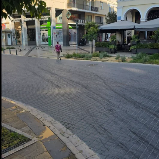 Πάτρα - Εικόνες ντροπής: "Τρέχουν" ζουμιά στην Πλατεία Γεωργίου
