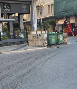 Πάτρα - Εικόνες ντροπής: "Τρέχουν" ζουμιά στην Πλατεία Γεωργίου