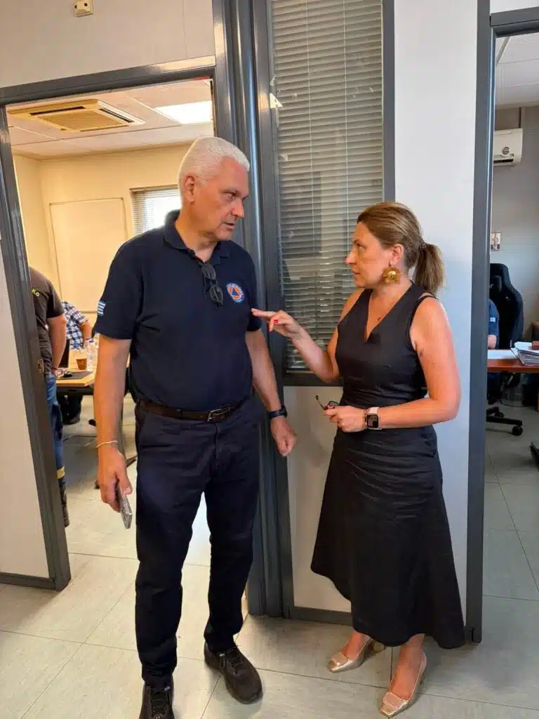 H Χριστίνα Αλεξοπούλου στην πυρκαγιά: Συνεχής ενημέρωση για τη φωτιά στην Αιγιαλεία