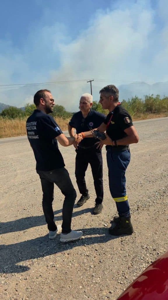 Αχαϊα: Στο μέτωπο των πυρκαγιών ο Περιφερειάρχης Νεκτάριος Φαρμάκης - φωτο