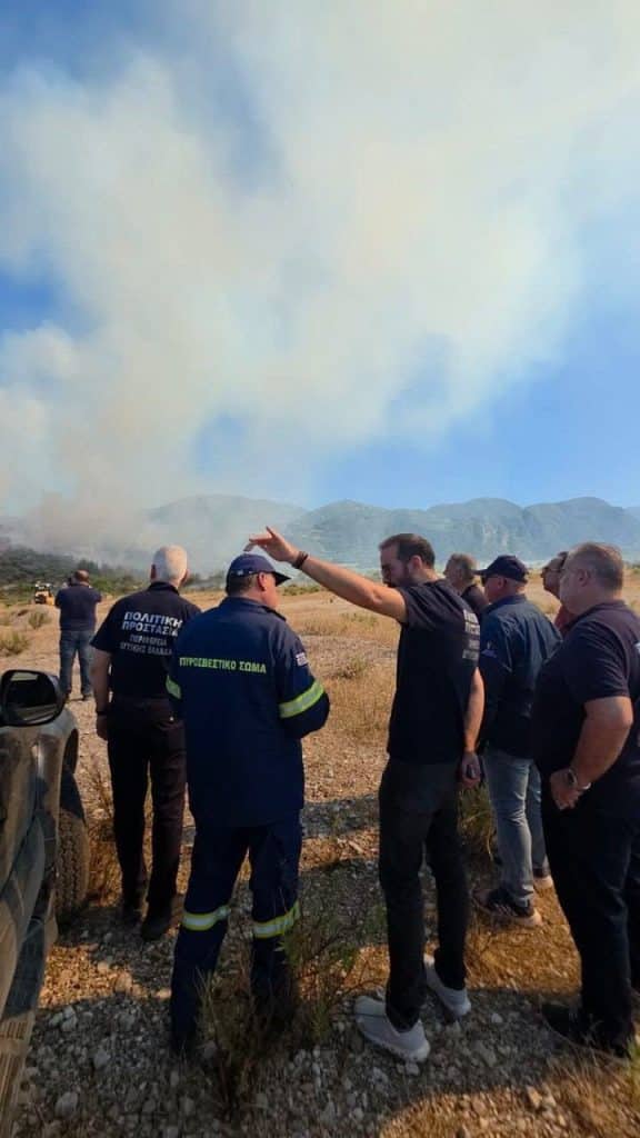 Αχαϊα: Στο μέτωπο των πυρκαγιών ο Περιφερειάρχης Νεκτάριος Φαρμάκης - φωτο