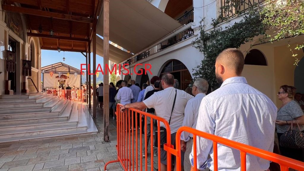 Πάτρα: Ξυπόλητοι και γονατιστοί για να προσκυνήσουν στο Γηροκομειό! Το αδιαχώρητο στην Ιερά Μονή - φωτο