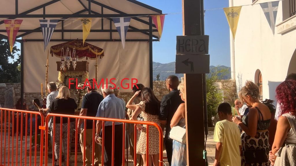 Πάτρα: Ξυπόλητοι και γονατιστοί για να προσκυνήσουν στο Γηροκομειό! Το αδιαχώρητο στην Ιερά Μονή - φωτο