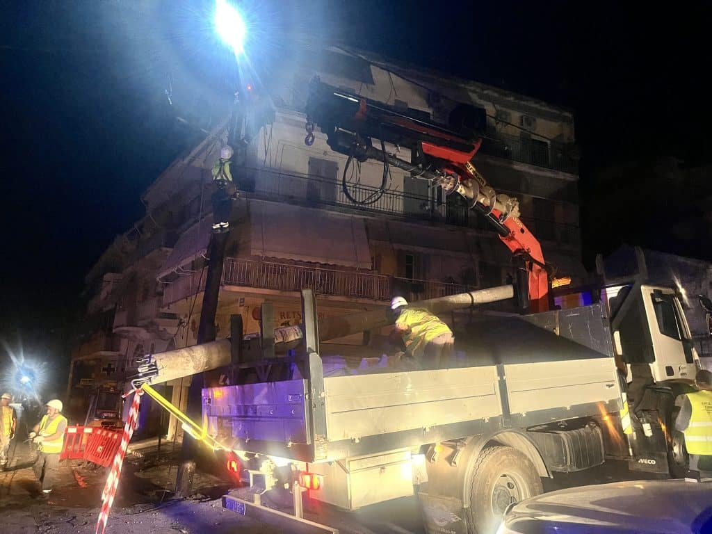 Κέρκυρα: Κολώνα της ΔΕΗ έσπασε και βρέθηκε σε... πολυκατοικία Κέρκυρα: Κολώνα της ΔΕΗ έσπασε και βρέθηκε σε... πολυκατοικία