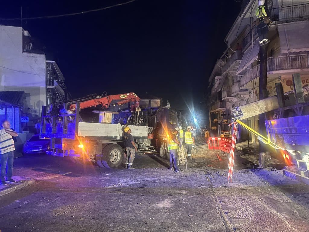 Κέρκυρα: Κολώνα της ΔΕΗ έσπασε και βρέθηκε σε... πολυκατοικία