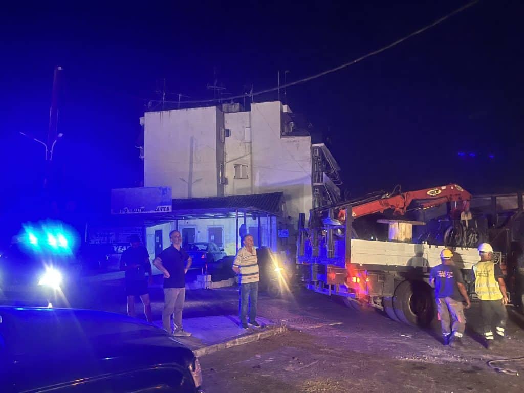 Κέρκυρα: Κολώνα της ΔΕΗ έσπασε και βρέθηκε σε... πολυκατοικία