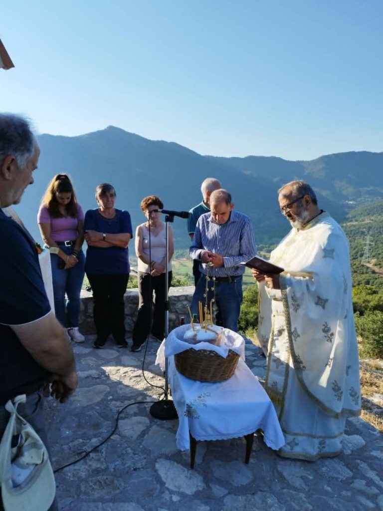 ΚΕΡΤΕΖΗ: Τίμησαν την Παναγιά στην κορυφή του βράχου (Φωτογραφίες)
