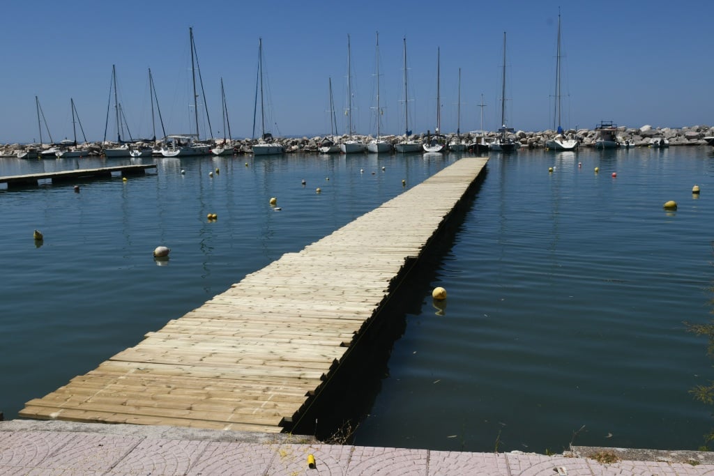Έφτασαν στην Πάτρα οι νέες πλωτές εξέδρες για την Μαρίνα - δείτε φωτο