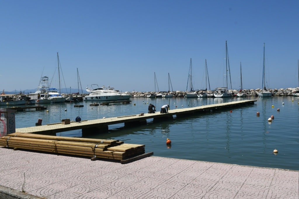 Έφτασαν στην Πάτρα οι νέες πλωτές εξέδρες για την Μαρίνα - δείτε φωτο