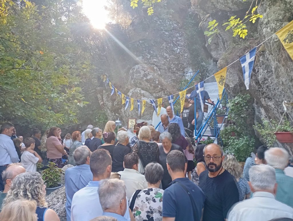 Αχαϊα: Συγκίνηση στην εορτή της Παναγίας της Τρύπας στην Δροσιά Τριταίας - φωτο