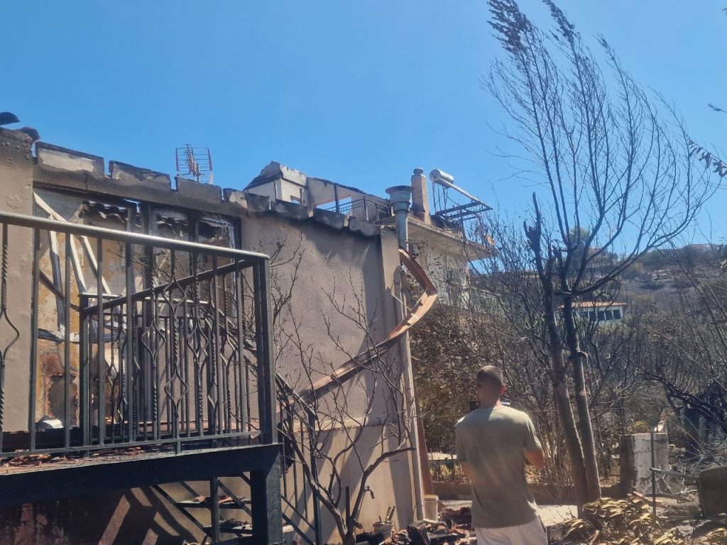 Πώς χάθηκε η βίλα του Εγγλέζου στην κορυφή πάνω από τον Ερινεό! Η οικογένεια που έχτισε, καταστράφηκε και ... δεν άλλαξε η ζωή της Πώς χάθηκε η βίλα του Εγγλέζου στην κορυφή πάνω από τον Ερινεό! Η οικογένεια που έχτισε, καταστράφηκε και ... δεν άλλαξε η ζωή της