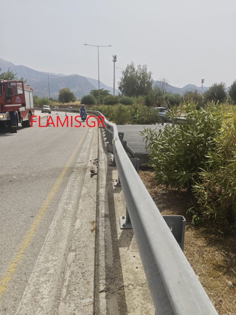 Πάτρα - ΤΩΡΑ: Εχασε τον έλεγχο, καρφώθηκε το ΙΧ του σε μπάρες... και πήρε φωτιά - φωτο