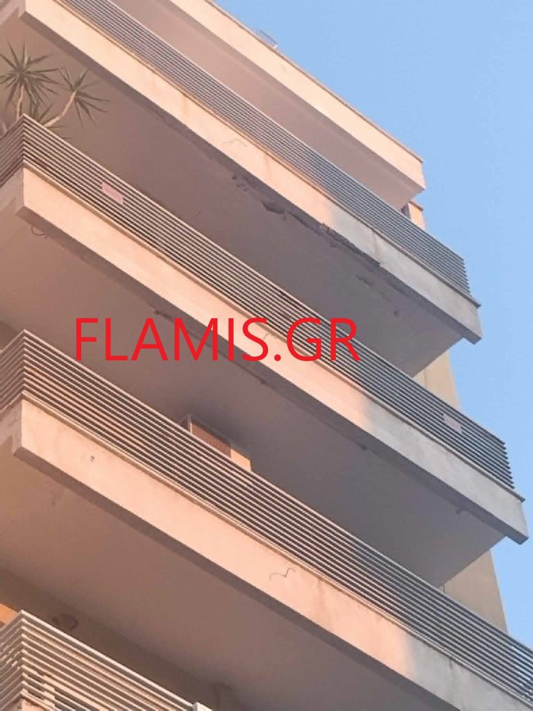 Πάτρα: Από θαύμα δεν θρηνήσαμε θύμα στην Πλ. Γεωργίου! Πτώση υλικών δίπλα από super market και πιάτσα ταξί - φωτο