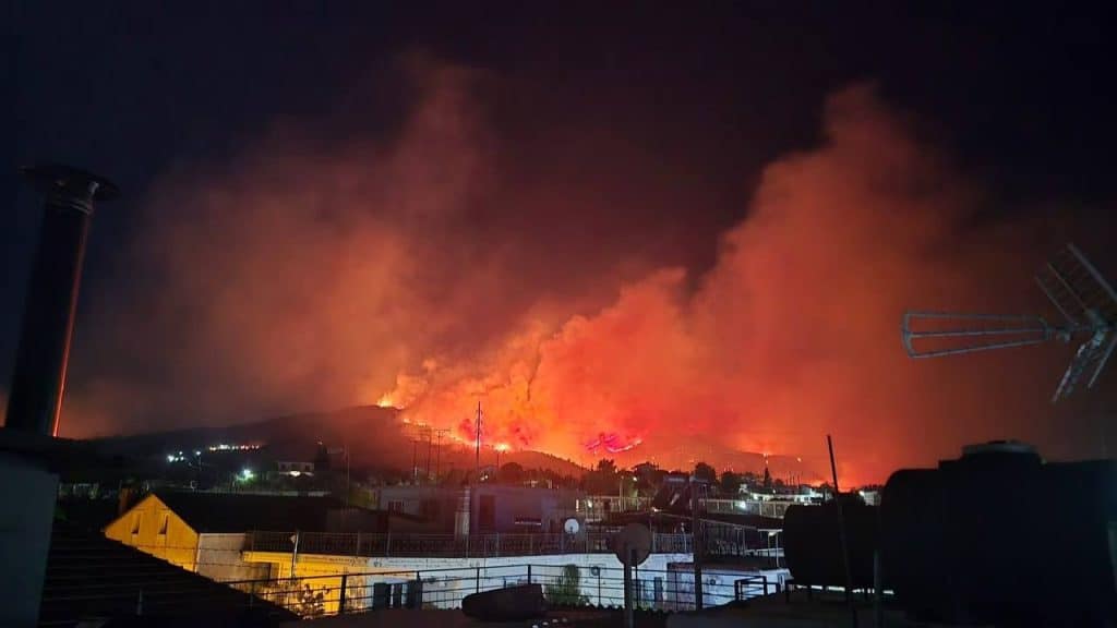 Δείτε φωτό και βίντεο! Καίγεται όλη τη νύχτα η Αιγιάλεια! 112 "ξύπνησε" Πάτρα και Αίγιο στις 1.30 τα ξημερώματα
