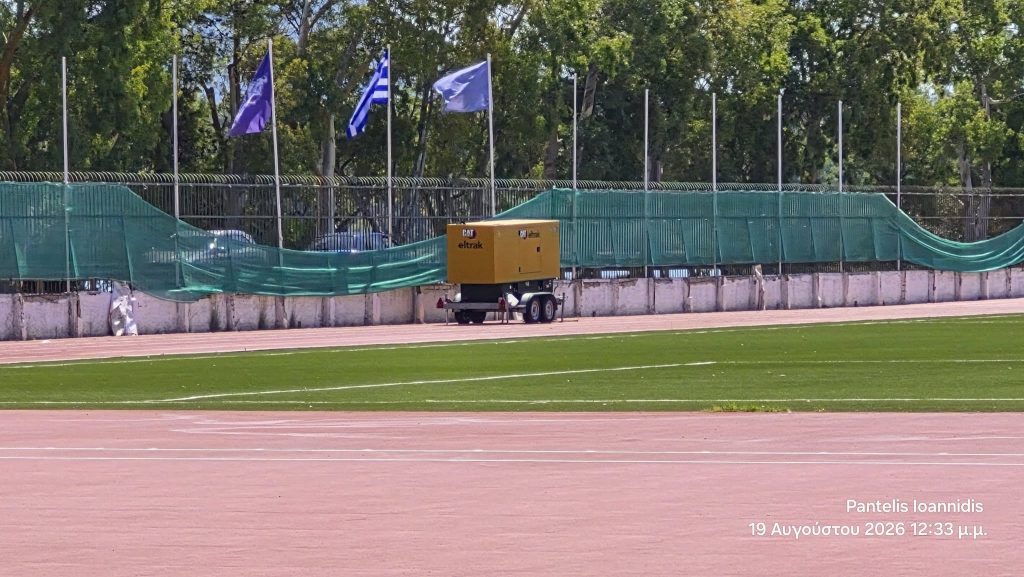«Βούλιαξαν» το ταρτάν του Δημοτικού Σταδίου Αργοστολίου: Βαριά γεννήτρια, ανεξέλεγκτος λεκές και οργή δημοτών (εικόνες)