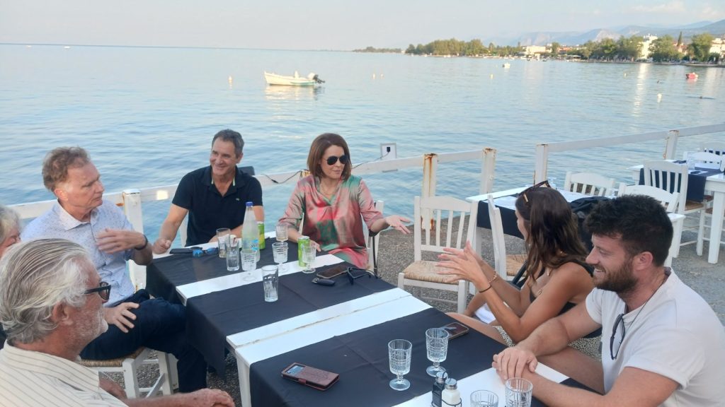 Νίκος Παπανδρέου και Νάντια Ασκούνη με την οικογένεια των Βρετανών που έχασαν το σπίτι τους στον Ερινεό