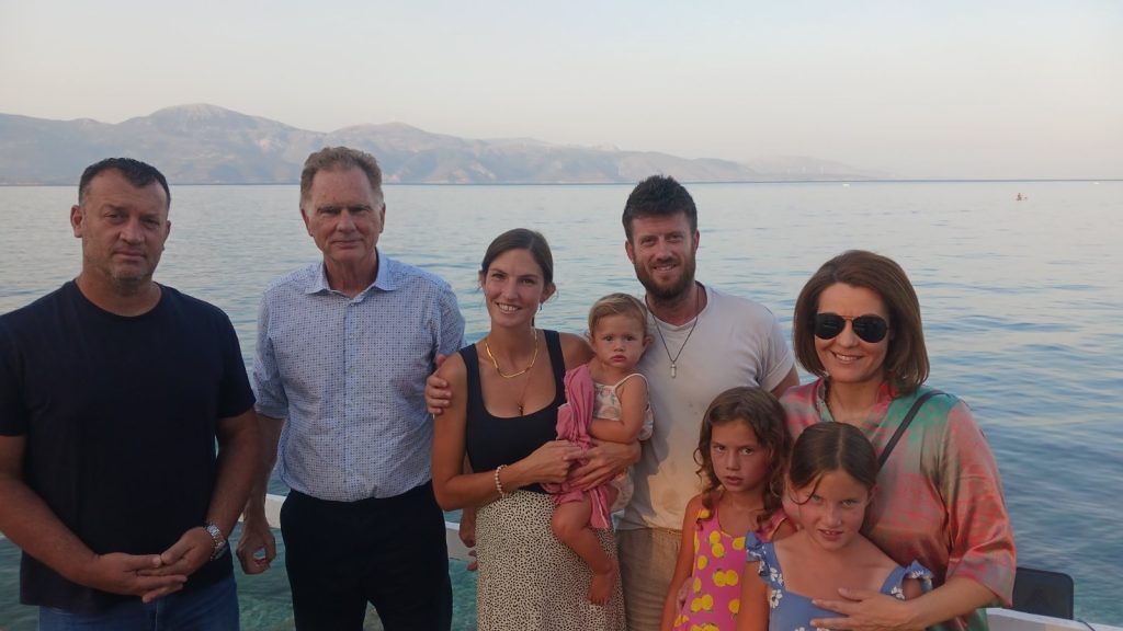 Νίκος Παπανδρέου και Νάντια Ασκούνη με την οικογένεια των Βρετανών που έχασαν το σπίτι τους στον Ερινεό Νίκος Παπανδρέου και Νάντια Ασκούνη με την οικογένεια των Βρετανών που έχασαν το σπίτι τους στον Ερινεό
