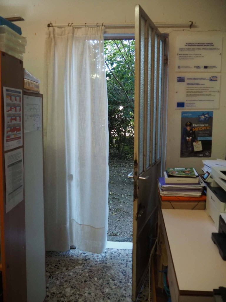 Πάτρα: Νήπια κάνουν μάθημα σε νηπιαγωγείο με ρωγμές, παγίδες, τουαλέτες με σεντόνι και μαύρους τοίχους - φωτο ΣΟΚ