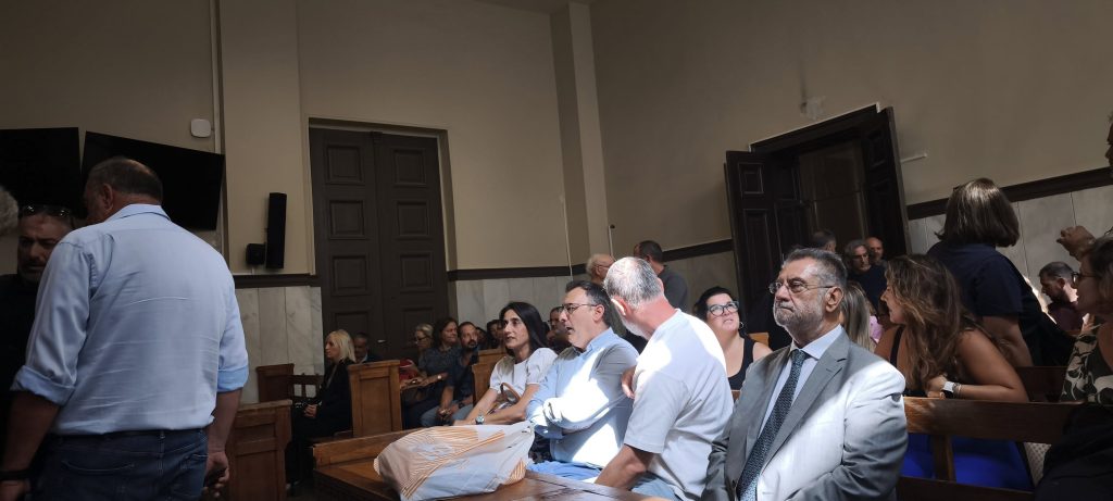 Πάτρα - ΔΕΙΤΕ ΦΩΤΟ: Στα Δικαστήρια οι απλήρωτοι συμβασιούχοι του ΕΑΠ