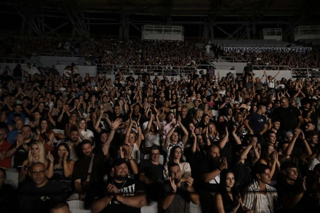 Πάτρα - φωτο και βίντεο: Με το αυτοκίνητό του ανέβηκε στη σκηνή ο Τσουβέλας! Χαμός στο Παμπελοποννησιακό! Φωτο και βιντεο