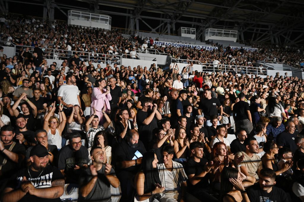 Πάτρα - φωτο και βίντεο: Με το αυτοκίνητό του ανέβηκε στη σκηνή ο Τσουβέλας! Χαμός στο Παμπελοποννησιακό! Φωτο και βιντεο