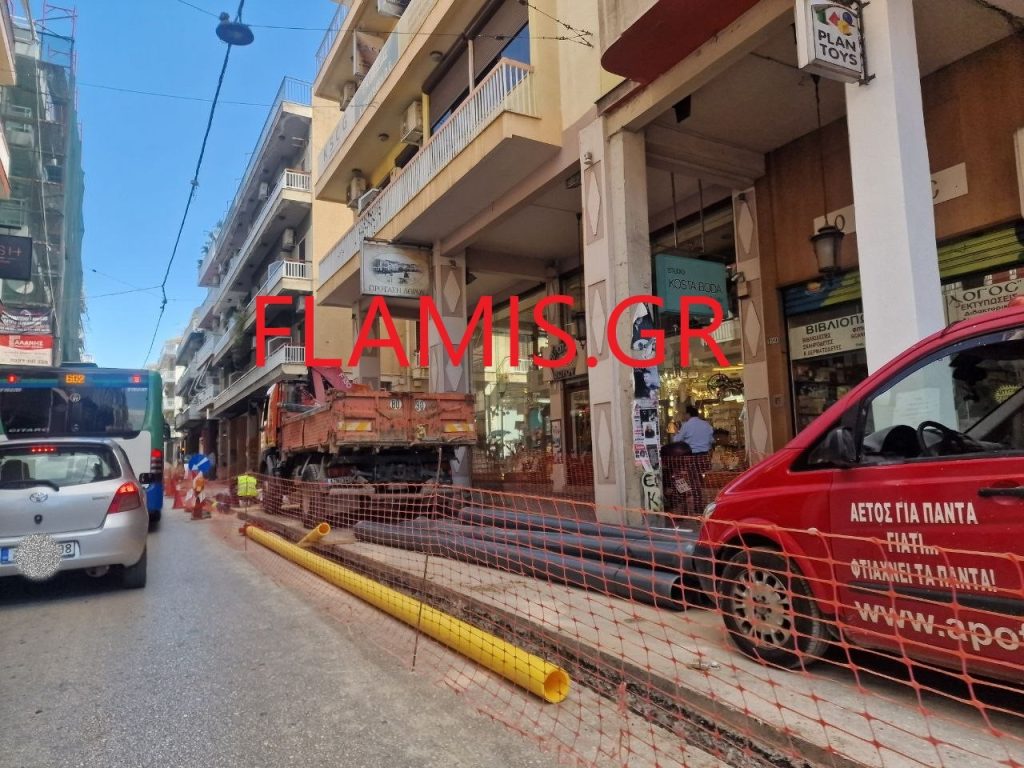 Πάτρα - φωτό και βίντεο: Της κακομοίρας στην οδό Κορίνθου! Μία λωρίδα κυκλοφορίας και απίστευτη κίνηση
