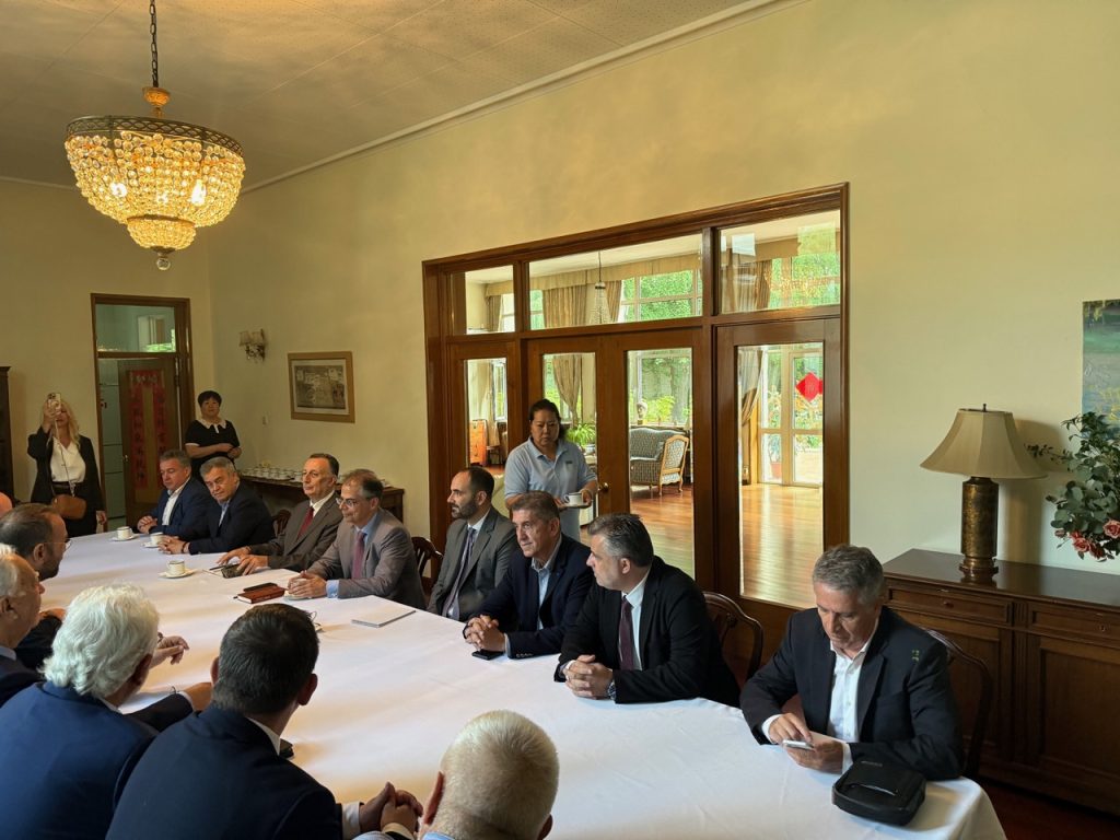 φωτό: Επέστρεψε η αποστολή της ΠΕΔ Δυτικής Ελλάδας από την Κίνα – Σημαντικές επαφές στα πλαίσια διαπεριφερειακής συνεργασίας και εξωστρέφειας της Τοπικής Αυτοδιοίκησης