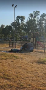 Μια εικόνα που προκαλεί προβληματισμό καταγράφεται στην Παραλία Πατρών: Σκουπίδια παντού... φωτο