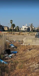 Μια εικόνα που προκαλεί προβληματισμό καταγράφεται στην Παραλία Πατρών: Σκουπίδια παντού... φωτο