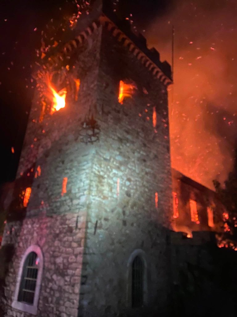 Πάτρα: Μεγάλες οι ζημιές στην Achaia Clauss! Κάηκε η κάβα! Δείτε πρωινές φωτογραφίες και βίντεο από την καταστροφή