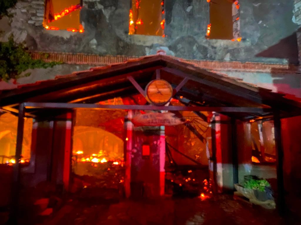 Πάτρα: Μεγάλες οι ζημιές στην Achaia Clauss! Κάηκε η κάβα! Δείτε πρωινές φωτογραφίες και βίντεο από την καταστροφή