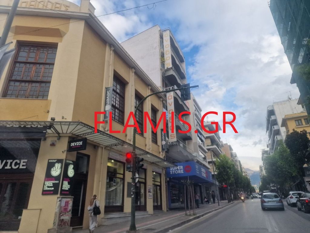 Πάτρα - Εγειρε φανάρι στη Γούναρη -Κίνδυνος για περαστικούς! Πυροσβέστες στην οροφή οχήματος