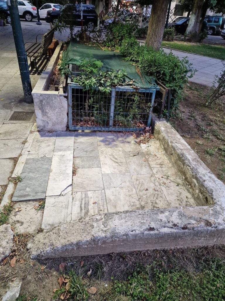Πάτρα: Γιατί δεν λειτουργούν τα δημοτικά ουρητήρια;