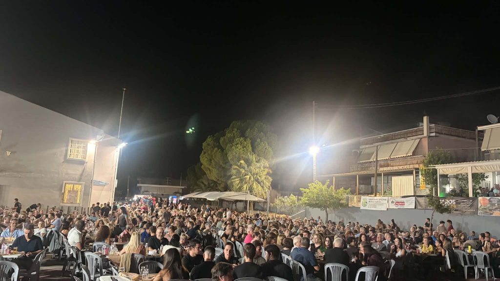Αχαϊα: Η "μαύρη καλλονή" Κέλλυ Καραγιάννη που γίνεται σταρ της παραδοσιακής διασκέδασης! Προκάλεσε "σεισμό" στην Καλλιθέα