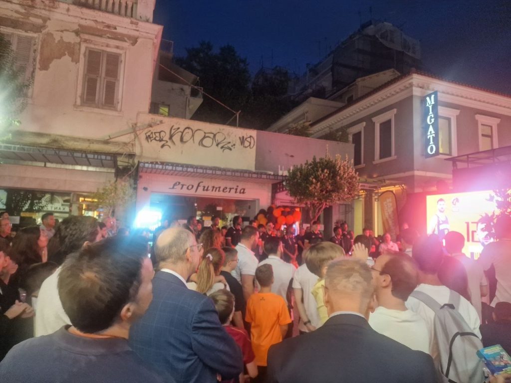 Πάτρα: Δείτε φωτό και βίντεο: Εκλεισε ο πεζόδρομος Μαιζώνος για τα εγκαίνια του Προμηθέα