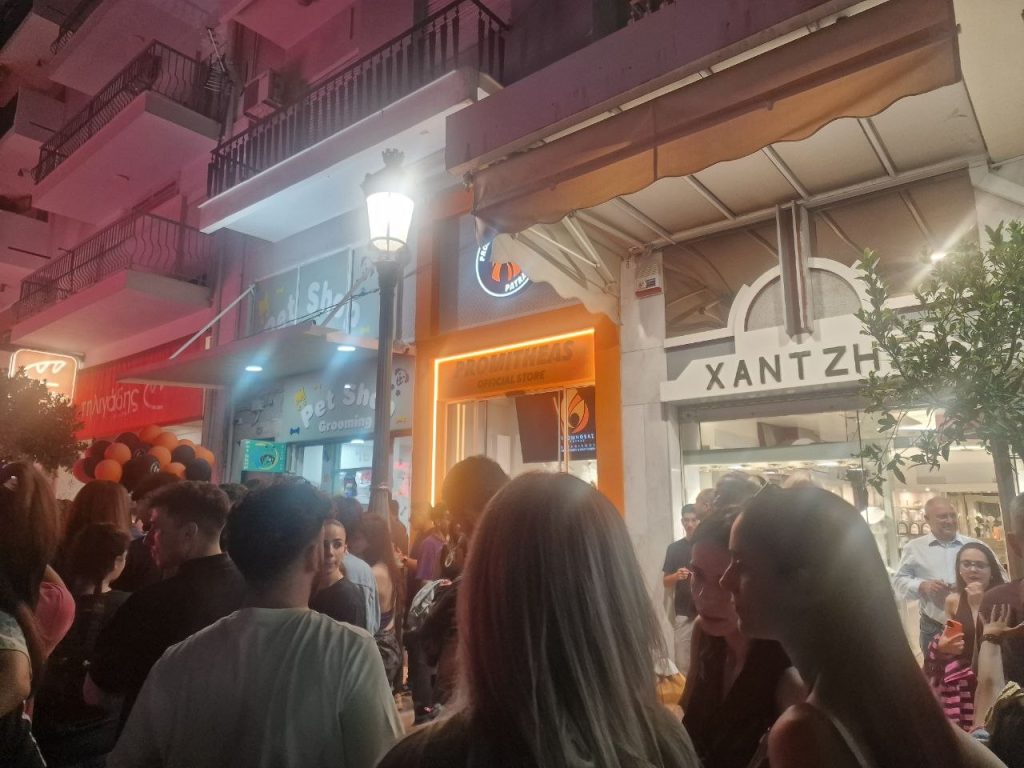 Πάτρα: Δείτε φωτό και βίντεο: Εκλεισε ο πεζόδρομος Μαιζώνος για τα εγκαίνια του Προμηθέα