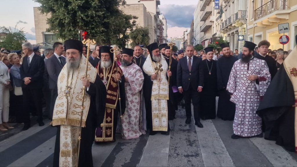 Πάτρα: Χιλιάδες στην λιτανεία για τον Αγιο Ανδρέα - Δεκάδες φωτό και βίντεο